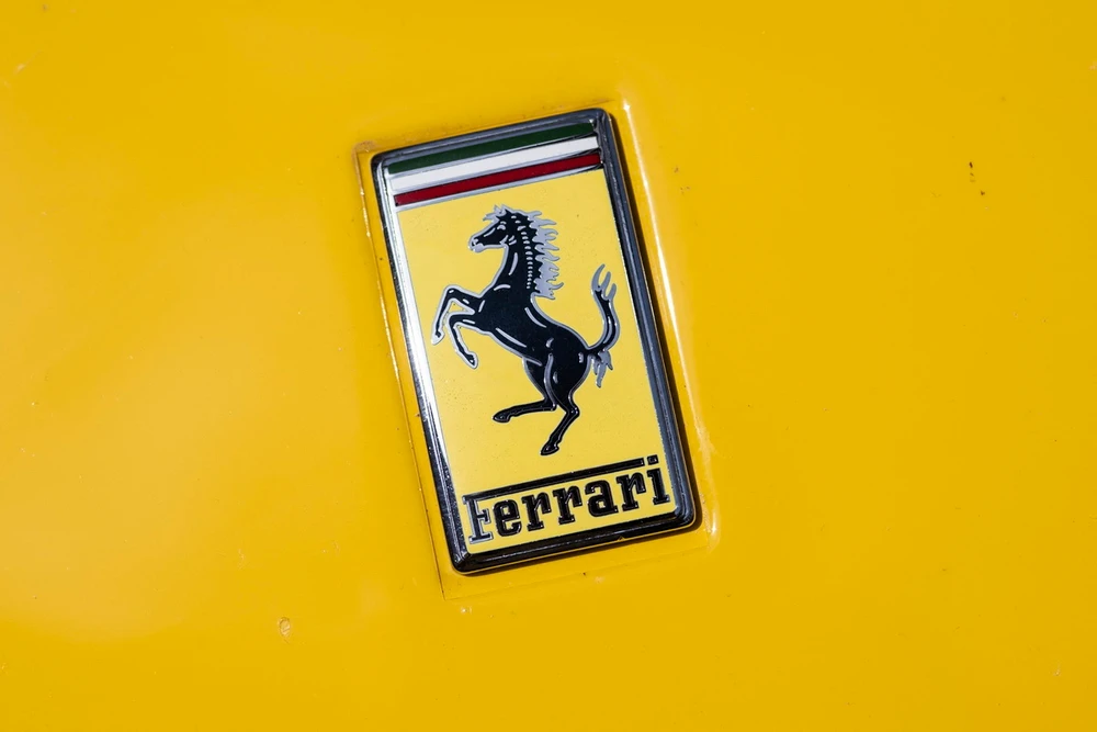 Ứng dụng logo Ferrari trong các sản phẩm và truyền thông